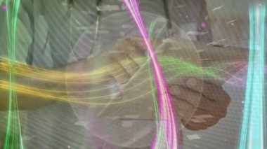 Dijital tablet kullanan melez doktorlara karşı çok renkli soyut kalıpların animasyonu. Dijital bileşik, çoklu maruz kalma, küreselleşme, tıbbi, sağlık ve teknoloji konsepti.