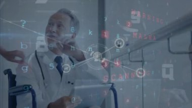 Tablet kullanan beyaz doktor üzerinde birden fazla harf ve numaraya sahip bağlı simgelerin animasyonu. Dijital bileşik, çoklu pozlama, şifre, tıbbi, sağlık, güvenlik, teknoloji.