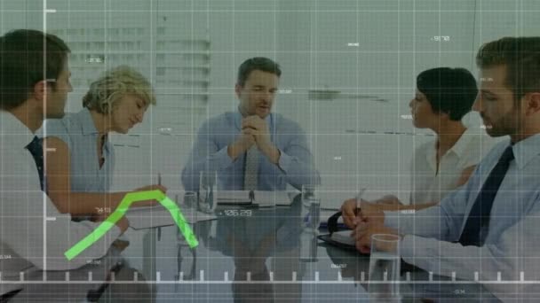 会議室で議論する多人種の同僚の上に数字 緑の色のグラフのアニメーション デジタル複合材 複数の露出 チームワーク ビジネス コミュニケーションの概念 — ストック動画