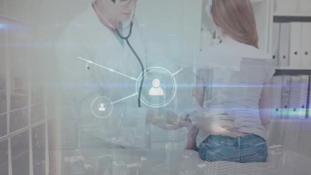 Animation Icônes Profil Connectées Sur Médecin Caucasien Examinant Dos Patient — Video