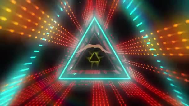 多彩的环形三角形的动画 在隧道中带有圆点的抽象图案 数字生成 全息图 几何形状 未来主义和旅行概念 — 图库视频影像