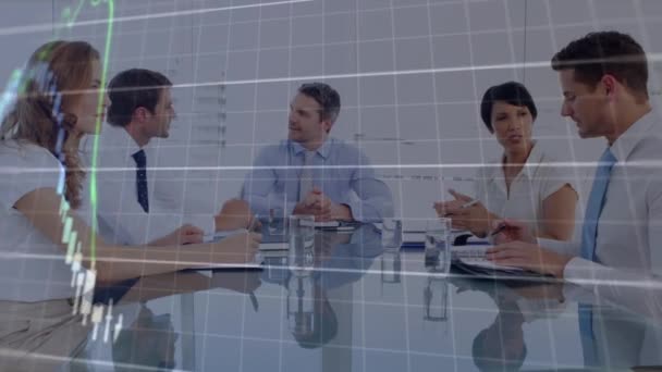 회의실에서 토론하고 동료들 사이에 숫자가 그래프 애니메이션 디지털 팀워크 비즈니스 — 비디오
