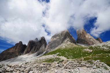 Dolomites ve bulutlar
