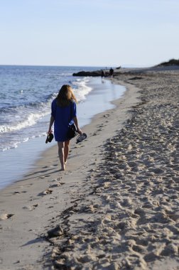 Kumsalda yürürken