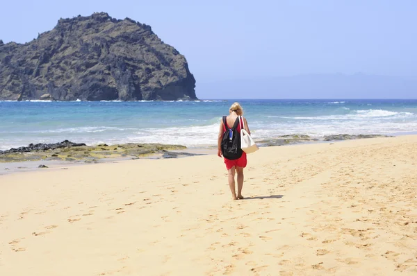 Ragazza a piedi sulla spiaggia — Foto Stock