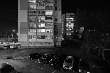 Chomutov, Çek Cumhuriyeti - 30 Ocak 2022: Gece Şehrindeki evlerin ışıkları 