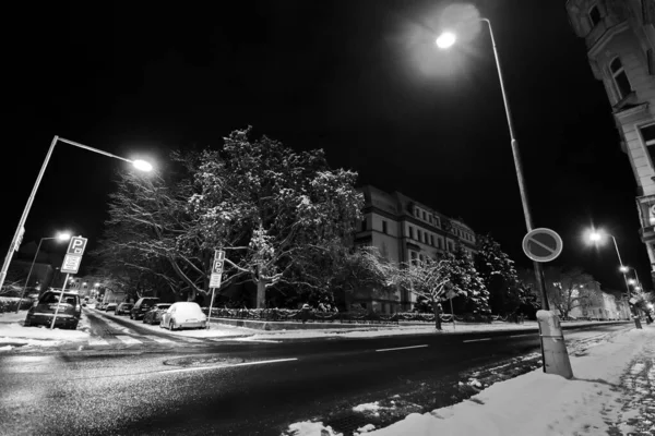 Chomutov Tjeckien Januari 2022 Skolgatan Med Industriskola Natten Snöig Vinter — Stockfoto