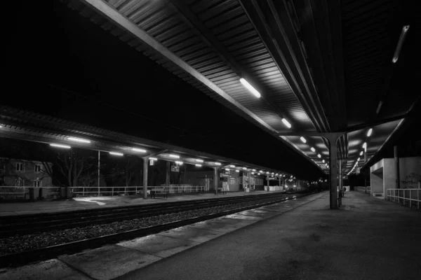 Chomutov Tjeckien Februari 2022 Järnvägsstation Natten — Stockfoto
