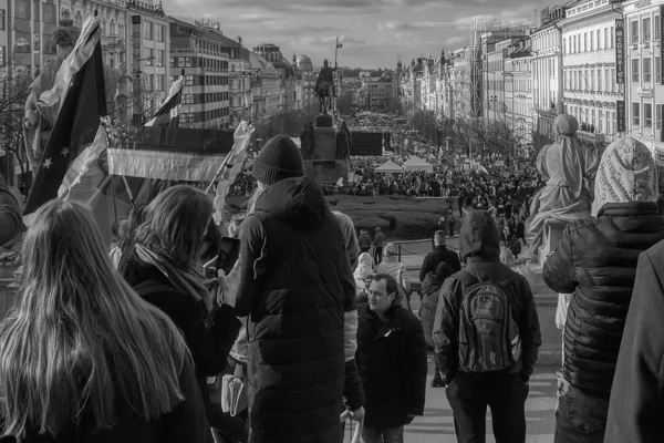 捷克布拉格 2022年2月27日 民众在文采拉斯广场示威支持乌克兰 — 图库照片