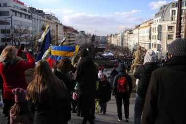 Prag, Çek Cumhuriyeti - 27 Şubat 2022: Wenceslas Meydanı 'nda Ukrayna' yı destekleyen insanların gösterisi