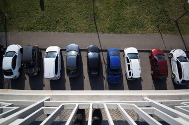 Litomerice, Çek Cumhuriyeti - 26 Mart 2022: Arabalar arasında siyah araba Opel Astra