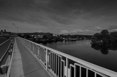 Litomerice, Çek Cumhuriyeti - 19 Ağustos 2022: Labe ve Ohre nehirlerinin birleşimi Tyrs köprüsü yakınlarında