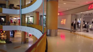 Chennai, Hindistan - 14 Ağustos 2021: VR Mall Chennai 'de Alışveriş İçin Yürüyen İnsanlar. Alışveriş merkezi Chennai VR Alışveriş Merkezi 'nin iç görünümü.