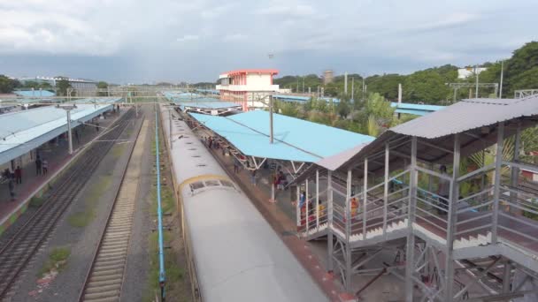 Chennai India Ottobre 2021 Treno Indian Railway Express Arrivo Sul — Video Stock