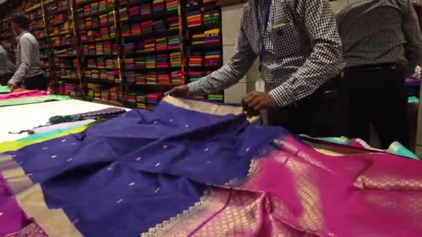 Chennai Indien Oktober 2021 Männer Tuchverkäufer Zeigt Den Kunden Einem — Stockvideo