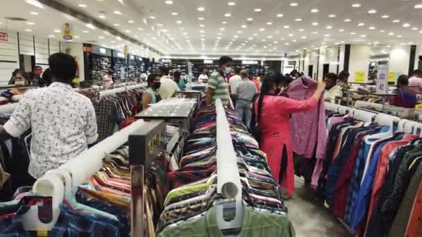 2021年10月17日 印度钦奈 南印度人在T Nagar钦奈的Pothys商店购物 — 图库视频影像