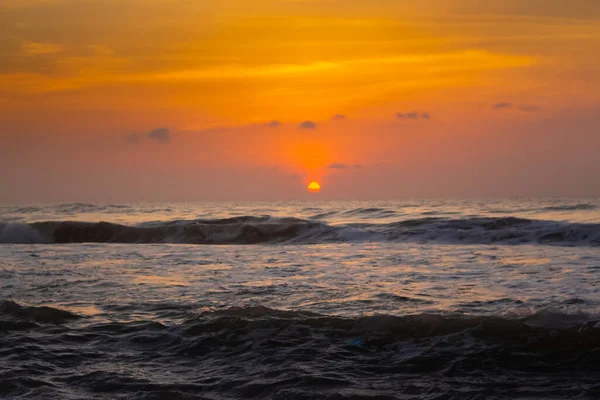 Прекрасный Восход Солнца Над Пляжем Перемещение Элементов Восхода Солнца Волновой — стоковое фото
