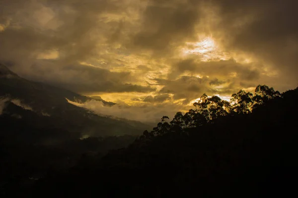 Bela Paisagem Montanhosa Com Sunrise Passando Nuvens Munnar Kerala Índia — Fotografia de Stock