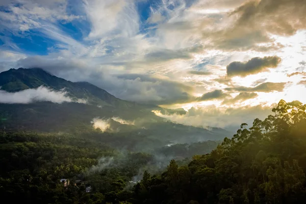 Schöne Berglandschaft Mit Sonnenaufgang Und Vorbeiziehenden Wolken Munnar Kerala Indien — Stockfoto