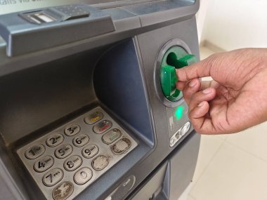ATM 'den para çekme - ATM' de Hint rupileri. Adam ATM, otomatik vezne makinesi konseptiyle para çekiyor.