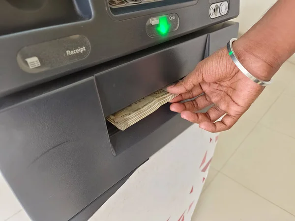 Retrait Trésorerie Atm Roupies Indiennes Dans Atm Homme Retirant Argent — Photo