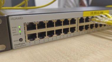 Led Lights On Data Management Center ile Ethernet Anahtarı ve Kablolar. Ethernet Sunucusu. Bulut Motoru Sunucusu. Sunucuda Öncü Işıklar.