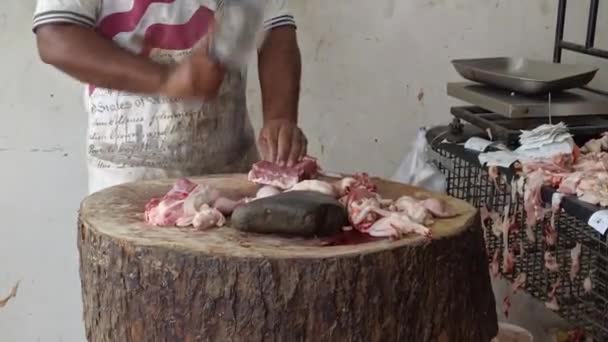 お客様を待っているための羊肉の肉屋の切断部分 肉屋によるランプ肉の切断 — ストック動画