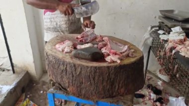 Bekleyen müşteriler için bir parça koyun eti ya da kuzu eti kesiyor. Kasap 'tan Lamba Eti.