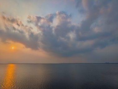 Chennai 'de günbatımında Chembarambakkam Gölü' nün güzel manzarası. Chennai 'deki en büyük su ikmali gölü. Chennai Metro 'su