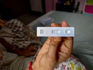 Genç Kadın Hamilelik Testi. Evli kadının elinde iki çizgili hamilelik testi var. hamilelik kiti.