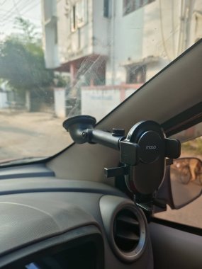 Chennai, Hindistan - 16 Nisan 2022: Moco marka mobil taşıyıcı yumuşak navigasyon için arabaya monte edildi.