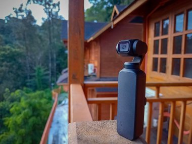 Munnar, Hindistan - 16 Nisan 2022: DJI Osmo Cep Kamerası hızlandırılmış video görüntüsü - üç ayaklı olmadan çalışan aksiyon kamerası.