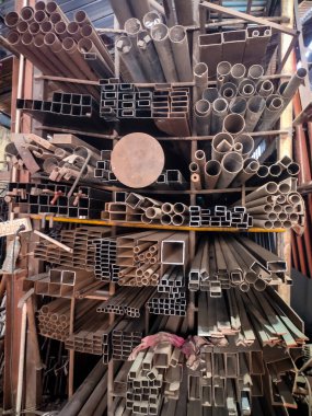 Pencere ve kapılar için farklı boyutlarda ve şekillerde alüminyum çıkıntılı profil .seçici odak üretiyor. Birçok alüminyum profil.