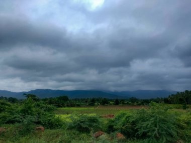 Sisli Sis ve geçen yağmur bulutlarıyla Güzel Dağlar.