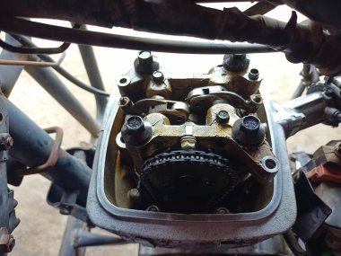 Eski model motosikletin motorunun içinde sökülmüş motor. Motosiklet Motoru.