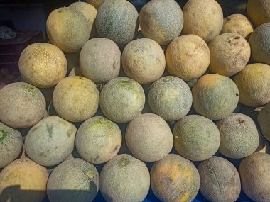 Chennai 'deki yerel pazarda misk karpuzu meyveleri satılıyor..