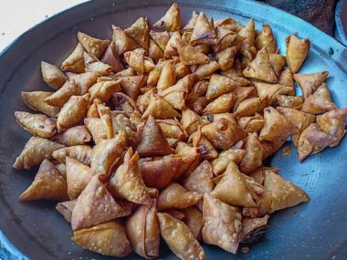 Soğanlı samosa pişti ve sokak yemekleri dükkanında satışa hazır..