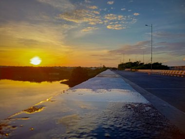 Nehrin Üzerinde Güzel Gün Doğumu - Sunrise Stock Image.