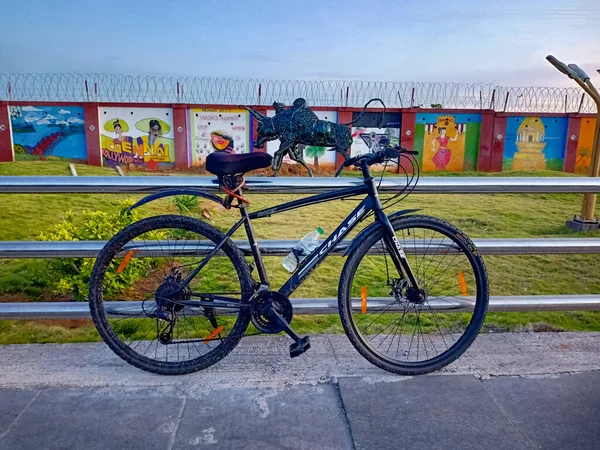 Chennai Índia Abril 2022 Ciclo Estrada Híbrido Estacionado Perto Lado — Fotografia de Stock