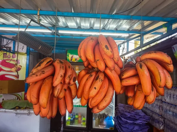 Nagy Vörös Banán Lóg Helyi Gyümölcsös Boltban — Stock Fotó
