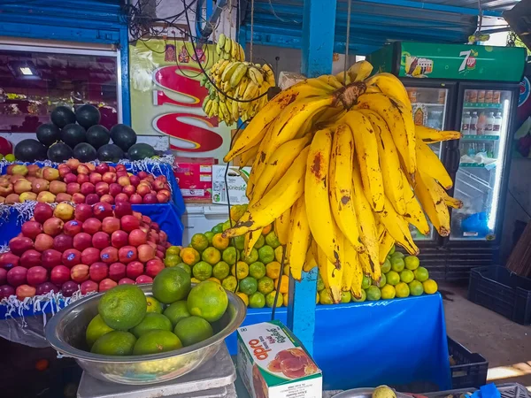 Nagy Sárga Banán Lóg Helyi Gyümölcs Bolt — Stock Fotó