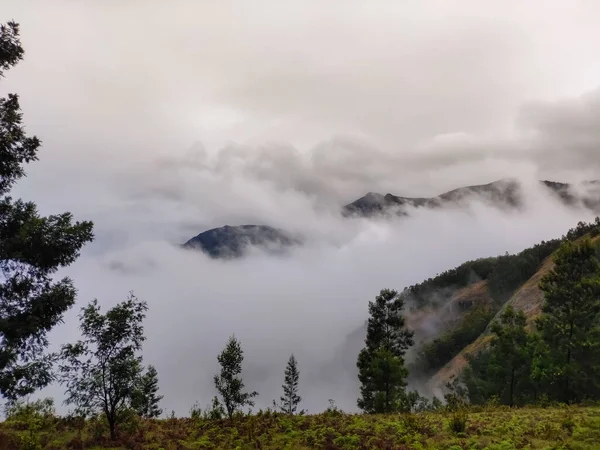 Schöne Berge Mit Nebelnebel Und Vorüberziehenden Regenwolken — Stockfoto