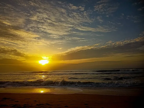 Прекрасный Восход Солнца Над Пляжем Перемещение Элементов Восхода Солнца Волновой — стоковое фото