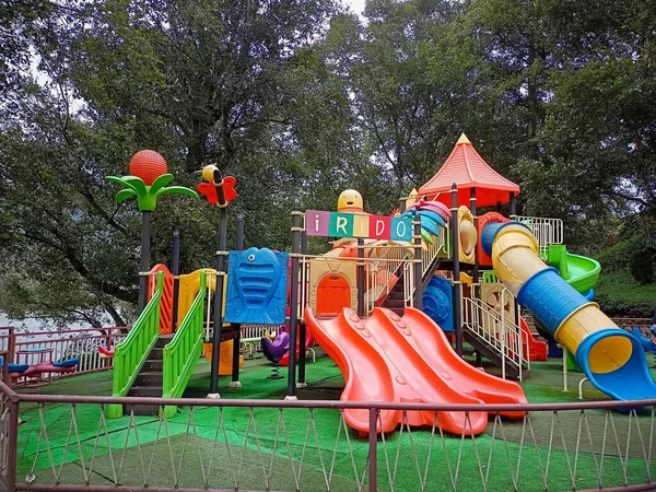 Puste Dzieci Bawią Się Park Ogród Plac Zabaw Dla Dzieci — Zdjęcie stockowe
