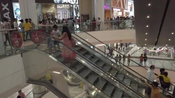 Chennai Ινδία Ιανουαρίου 2022 Άνθρωποι Περπατώντας Και Χρησιμοποιώντας Escalator Για — Αρχείο Βίντεο