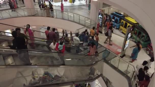 Chennai Ινδία Ιανουαρίου 2022 Άνθρωποι Περπατώντας Και Χρησιμοποιώντας Escalator Για — Αρχείο Βίντεο
