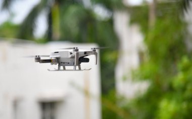 Chennai, Hindistan - 2 Ekim 2022: Drone Dji Mavic Mini 2 Genişletilmiş İniş Gear Leg In Outdoor ile yakın plan uçuşu.