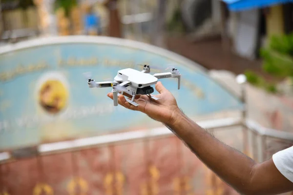 Chennai Índia Outubro 2022 Drone Dji Mavic Mini Aterrissando Mão Fotos De Bancos De Imagens