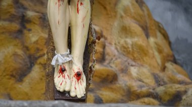 Kilisede çarmıha gerilmiş İsa 'nın heykeli. İsa Heykeli - Çarmıhtaki İsa Ölümü.