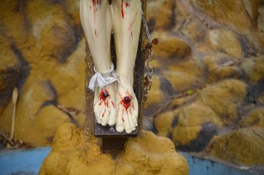 Kilisede çarmıha gerilmiş İsa 'nın heykeli. İsa Heykeli - Çarmıhtaki İsa Ölümü.